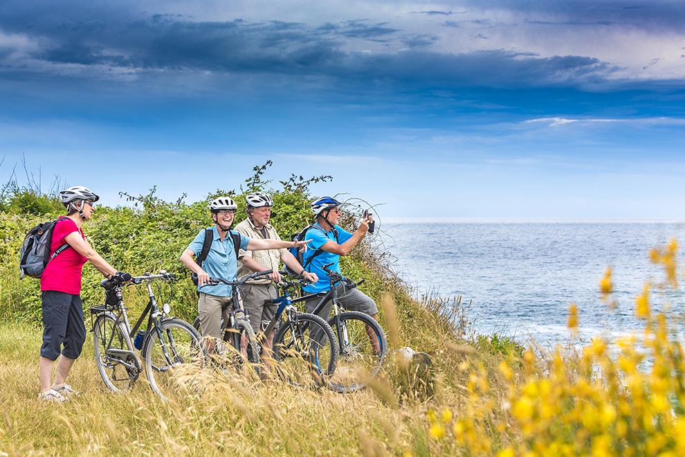 Urlauber auf einer Biketour am Meer